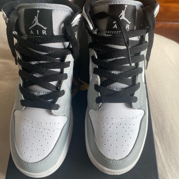 Jordan 1 Mid Light Smoke Grey size 5.5Y - Picture 2 of 6